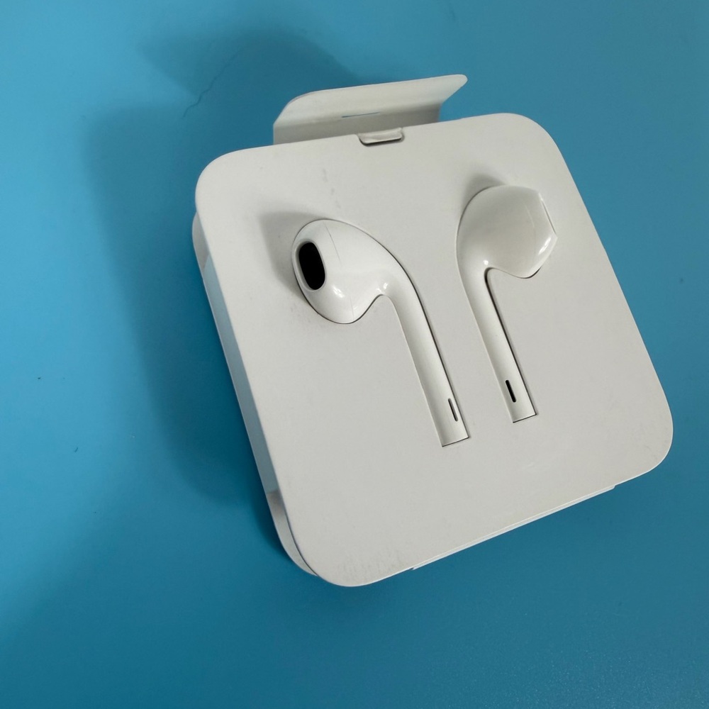 Apple White Earbuds in Plastic Carrying Tray - Picture 3 of 4